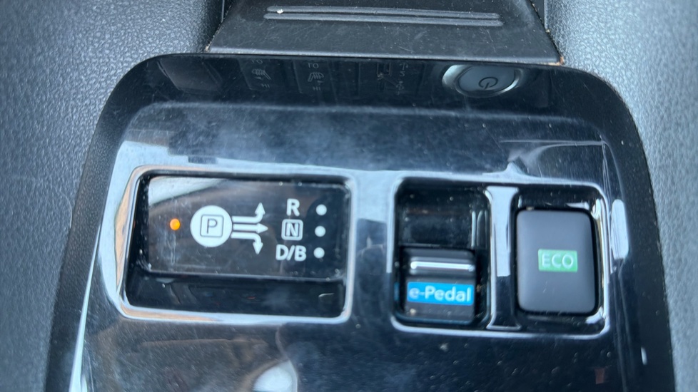 Nissan LEAF 110kW N-Connecta 39kWh 5dr Auto Electric Hatchback - Image 27