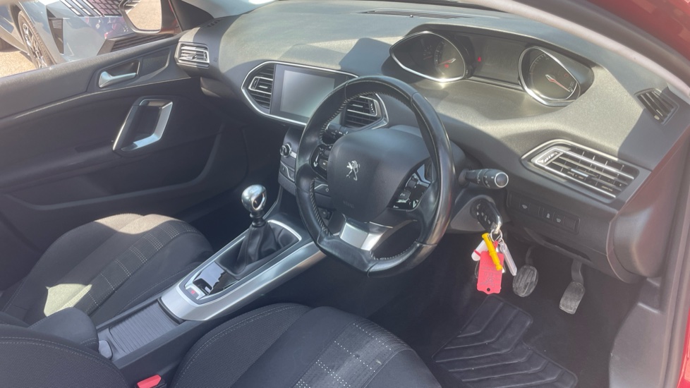 Peugeot 308 1.6 BlueHDi 120 Allure 5dr Diesel Hatchback - Image 11