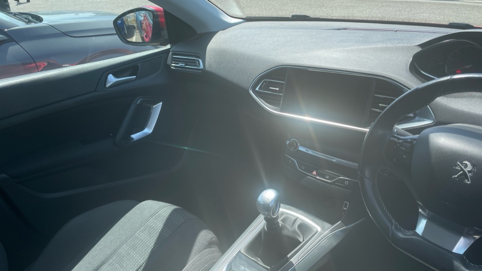 Peugeot 308 1.6 BlueHDi 120 Allure 5dr Diesel Hatchback - Image 14