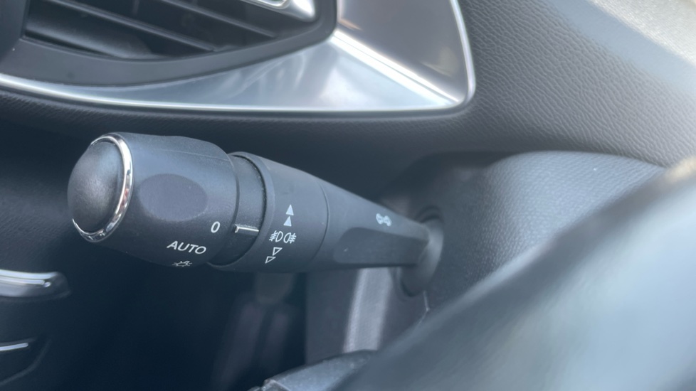 Peugeot 308 1.6 BlueHDi 120 Allure 5dr Diesel Hatchback - Image 22