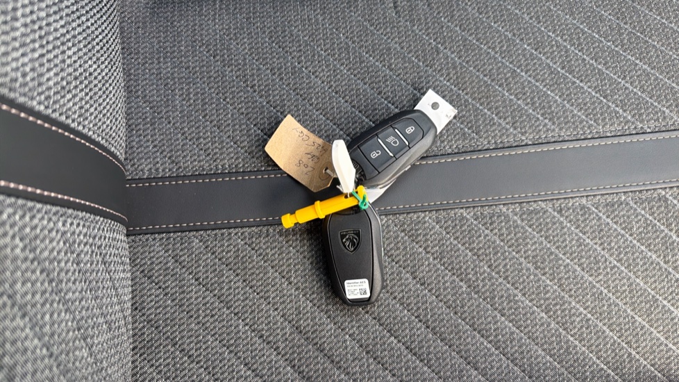 Peugeot 208 1.2 PureTech 100 Allure 5dr Petrol Hatchback - Image 20