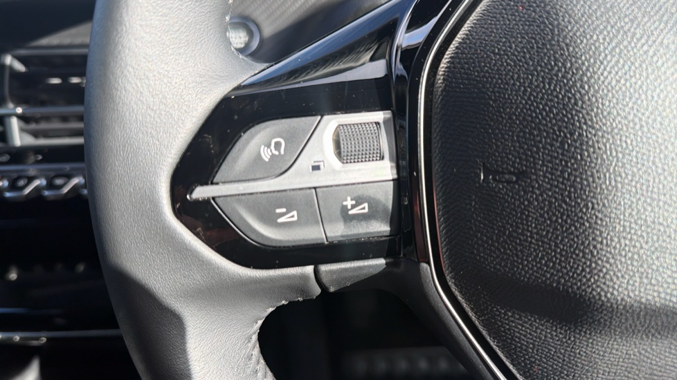 Peugeot 208 1.2 PureTech 100 Allure 5dr Petrol Hatchback - Image 35