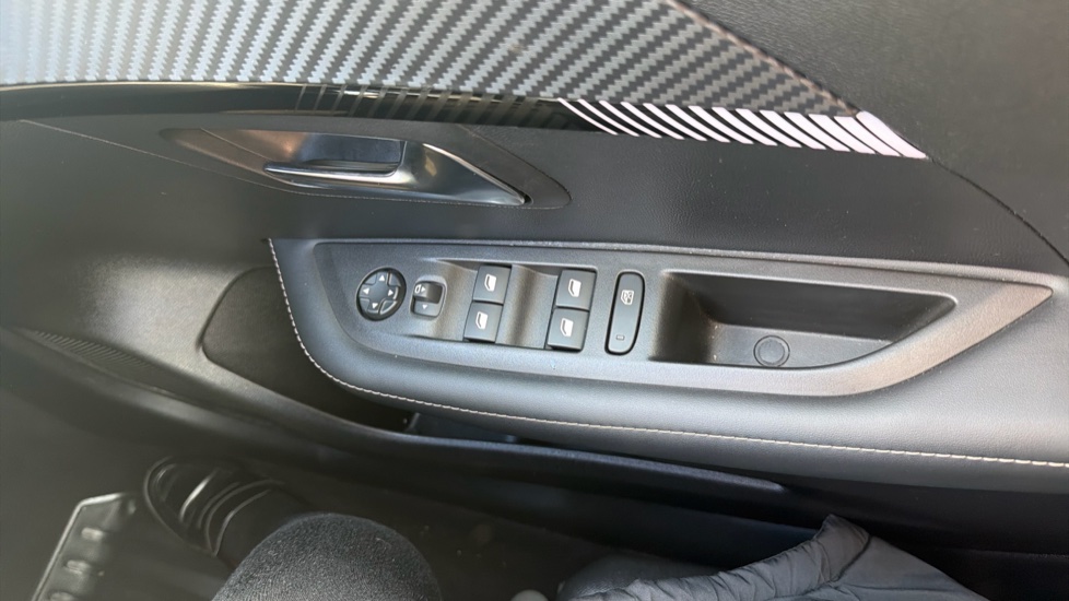 Peugeot 208 1.2 PureTech 100 Allure 5dr Petrol Hatchback - Image 39
