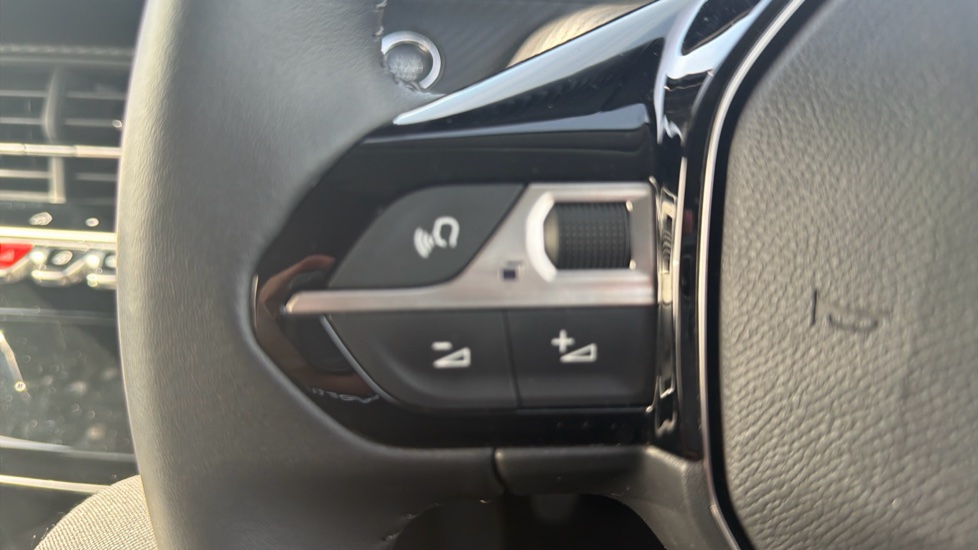 Peugeot 208 1.2 PureTech 100 Allure 5dr Petrol Hatchback - Image 21