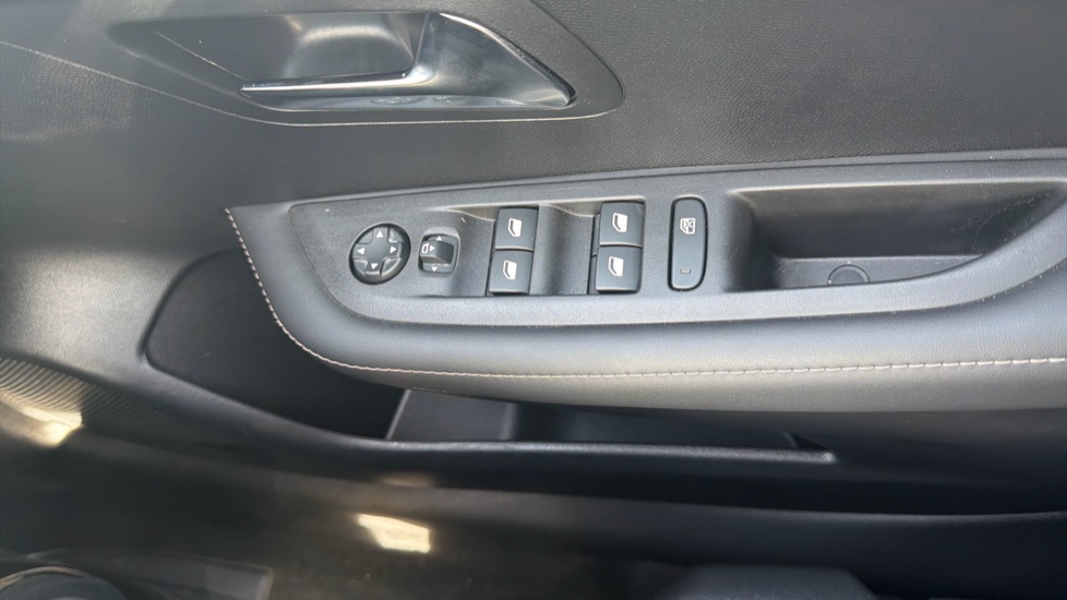 Peugeot 208 1.2 PureTech 100 Allure 5dr Petrol Hatchback - Image 23