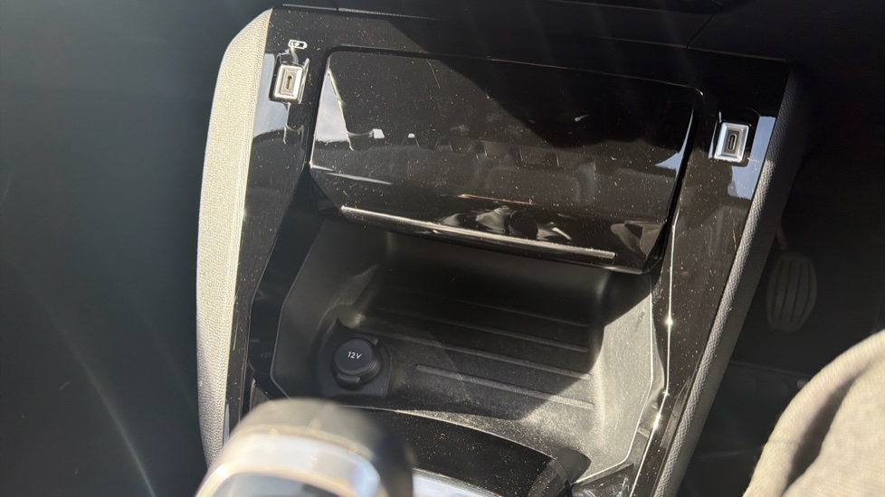 Peugeot 208 1.2 PureTech 100 Allure 5dr Petrol Hatchback - Image 33