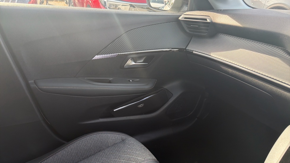 Peugeot 208 1.2 PureTech 100 Allure 5dr Petrol Hatchback - Image 39