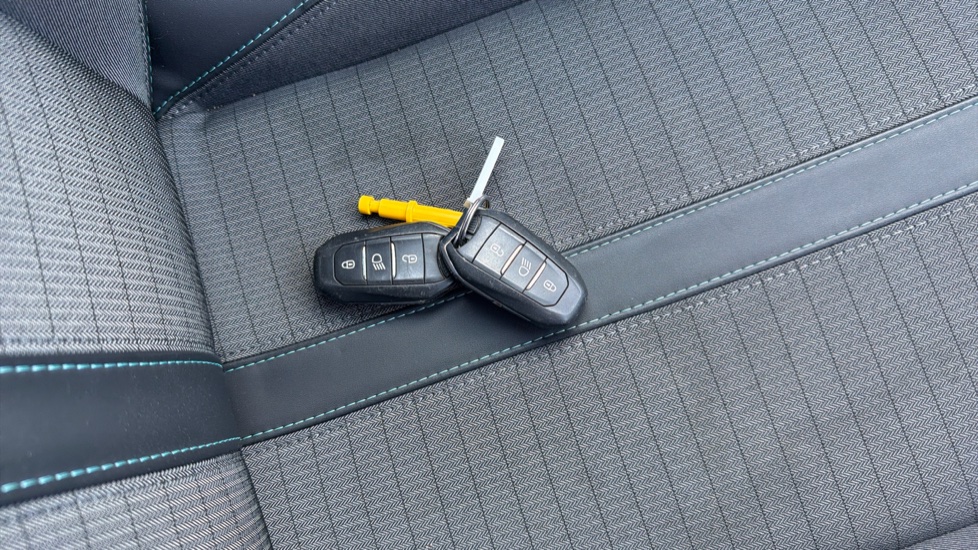 Peugeot 208 1.2 PureTech 100 Allure Premium 5dr Petrol Hatchback - Image 20