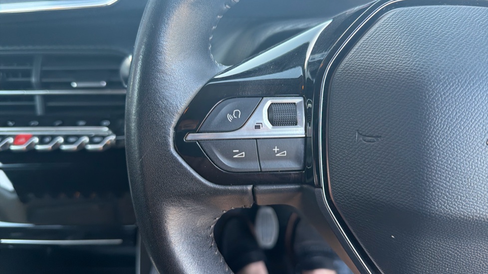 Peugeot 208 1.2 PureTech 100 Allure Premium 5dr Petrol Hatchback - Image 34