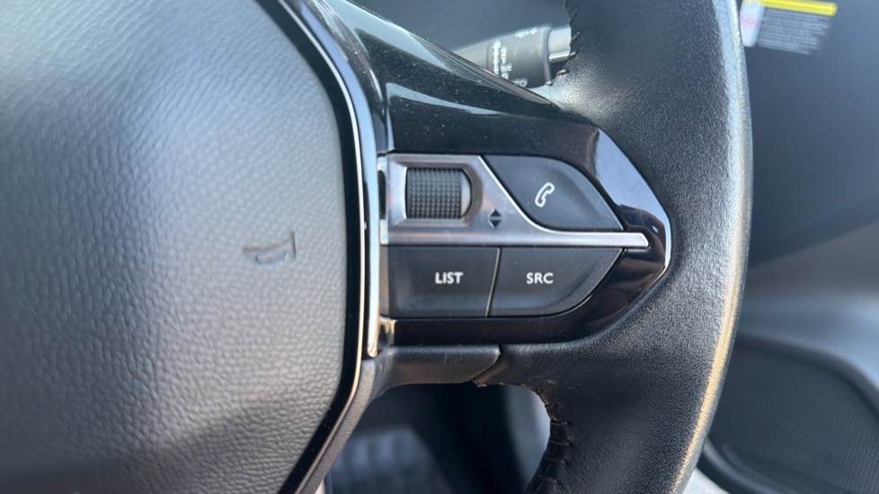 Peugeot 208 1.2 PureTech 100 Allure Premium 5dr Petrol Hatchback - Image 35