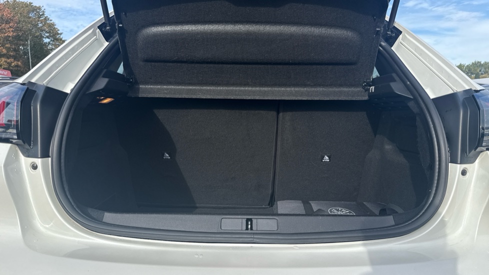 Peugeot 208 100kW GT 50kWh 5dr Auto Electric Hatchback - Image 4