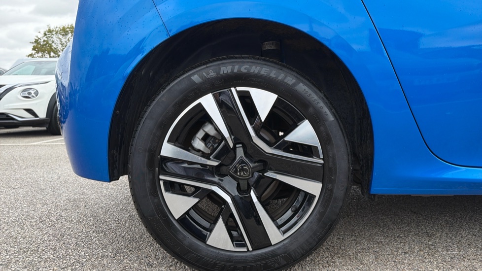 Peugeot 208 1.2 PureTech 100 Allure 5dr Petrol Hatchback - Image 7