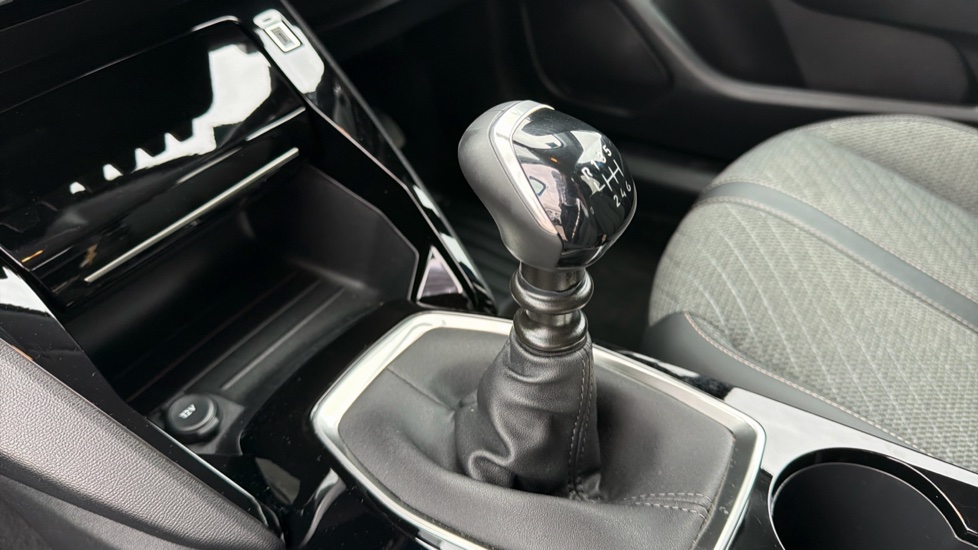 Peugeot 208 1.2 PureTech 100 Allure 5dr Petrol Hatchback - Image 13