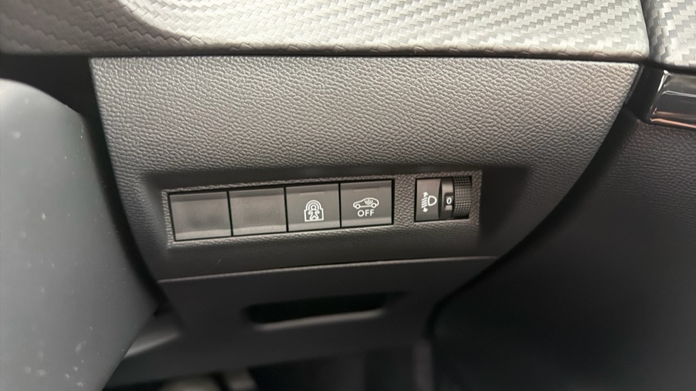Peugeot 208 1.2 PureTech 100 Allure 5dr Petrol Hatchback - Image 30