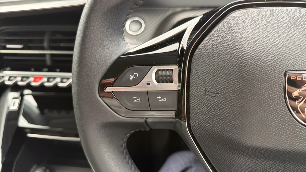 Peugeot 208 1.2 PureTech 100 Allure 5dr Petrol Hatchback - Image 31