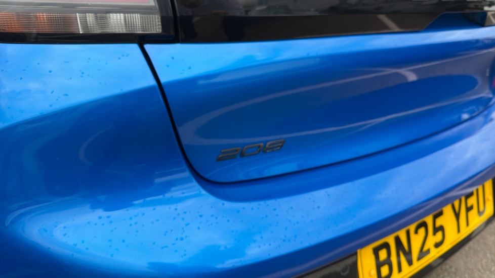 Peugeot 208 1.2 PureTech 100 Allure 5dr Petrol Hatchback - Image 40