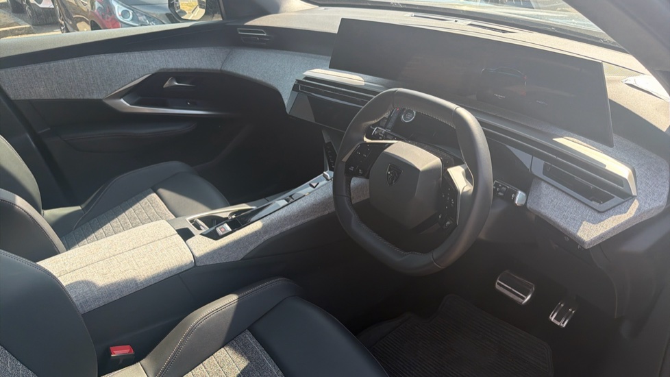 Peugeot 3008 1.2 Hybrid 136 Allure 5dr e-DSC6 Petrol Estate - Image 11