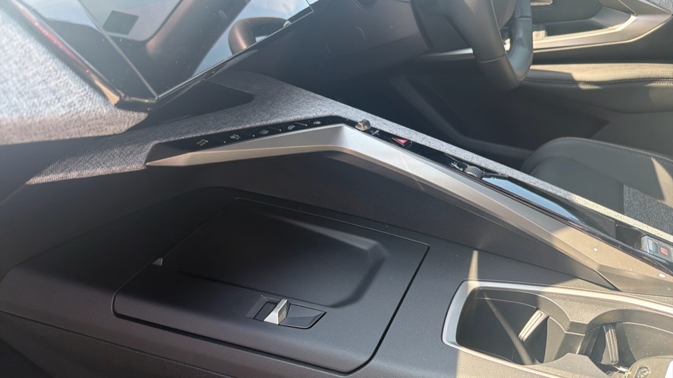 Peugeot 3008 1.2 Hybrid 136 Allure 5dr e-DSC6 Petrol Estate - Image 13