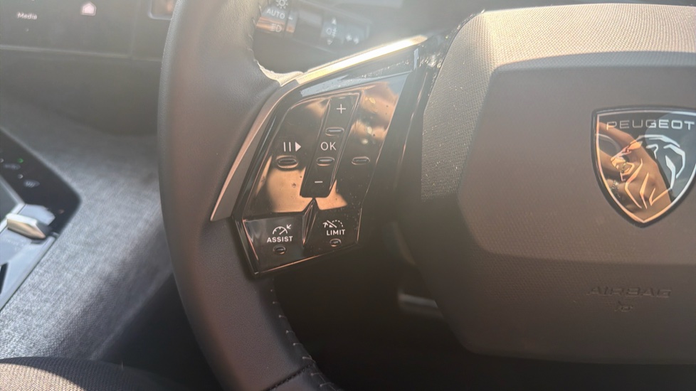 Peugeot 3008 1.2 Hybrid 136 Allure 5dr e-DSC6 Petrol Estate - Image 37