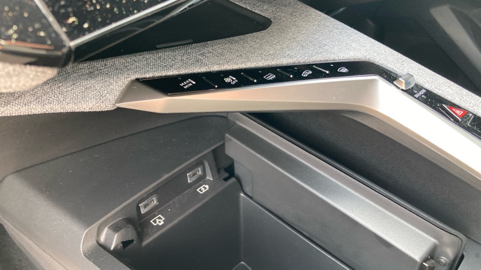 Peugeot 3008 157kW Allure 73kWh 5dr Auto Electric Estate - Image 13