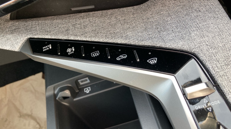 Peugeot 3008 157kW Allure 73kWh 5dr Auto Electric Estate - Image 25