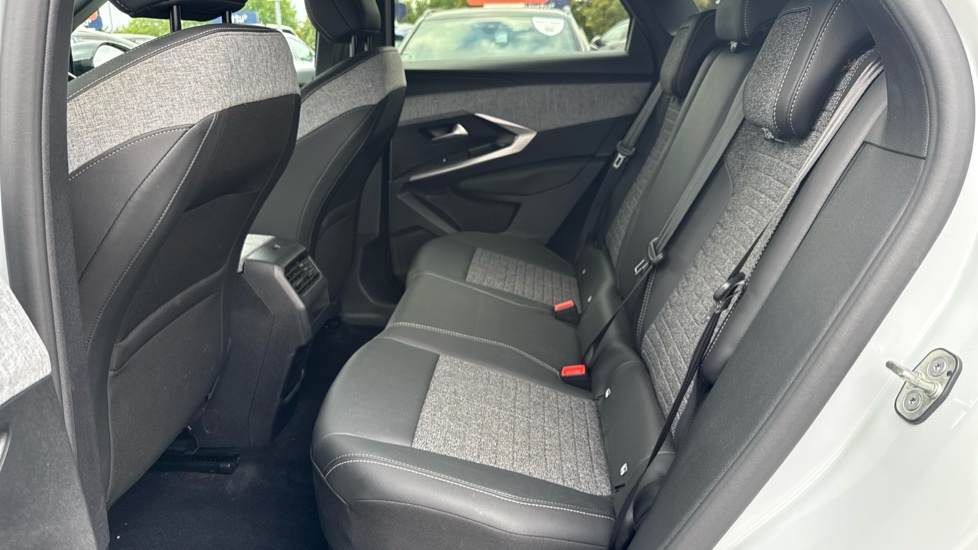 Peugeot 3008 1.2 Hybrid 145 Allure 5dr e-DSC6 Petrol Estate - Image 16