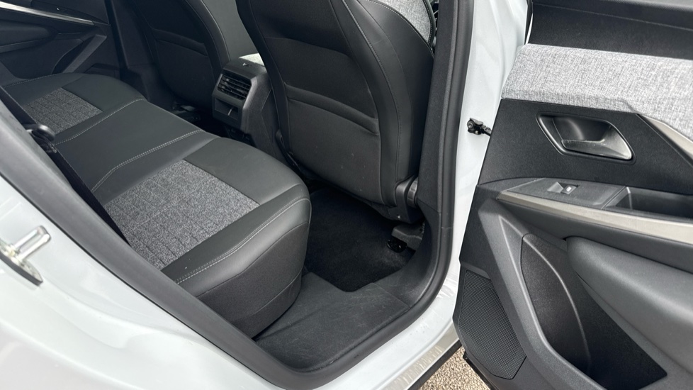 Peugeot 3008 1.2 Hybrid 145 Allure 5dr e-DSC6 Petrol Estate - Image 21