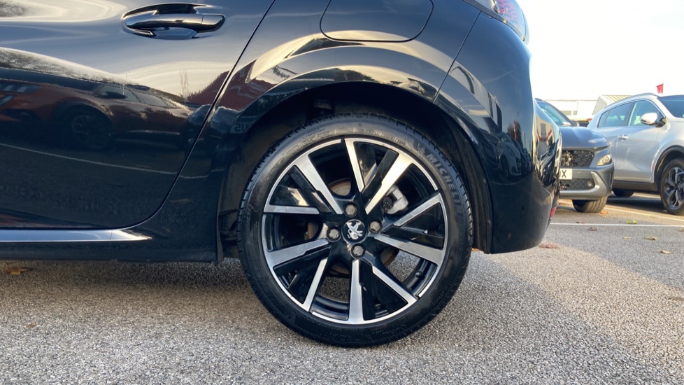 Peugeot 208 1.2 PureTech 100 Allure Premium 5dr Petrol Hatchback - Image 7