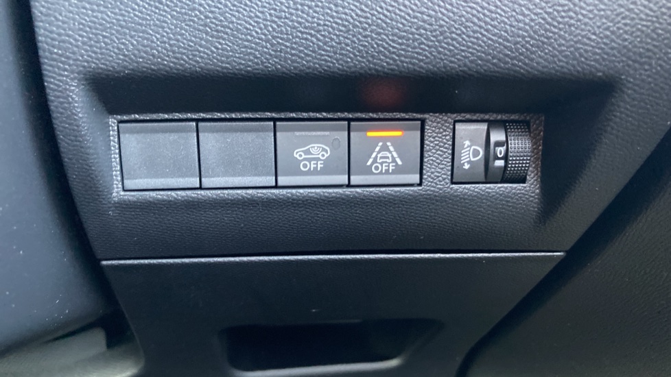 Peugeot 208 1.2 PureTech 100 Allure Premium 5dr Petrol Hatchback - Image 30