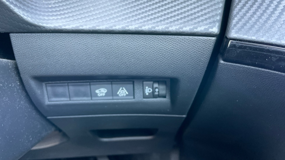 Peugeot 2008 1.2 PureTech 130 Allure Premium+ 5dr EAT8 Petrol Estate - Image 31