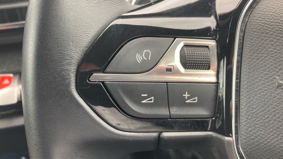 Peugeot 5008 1.2 PureTech Allure Premium+ 5dr EAT8 Petrol Estate - Image 27