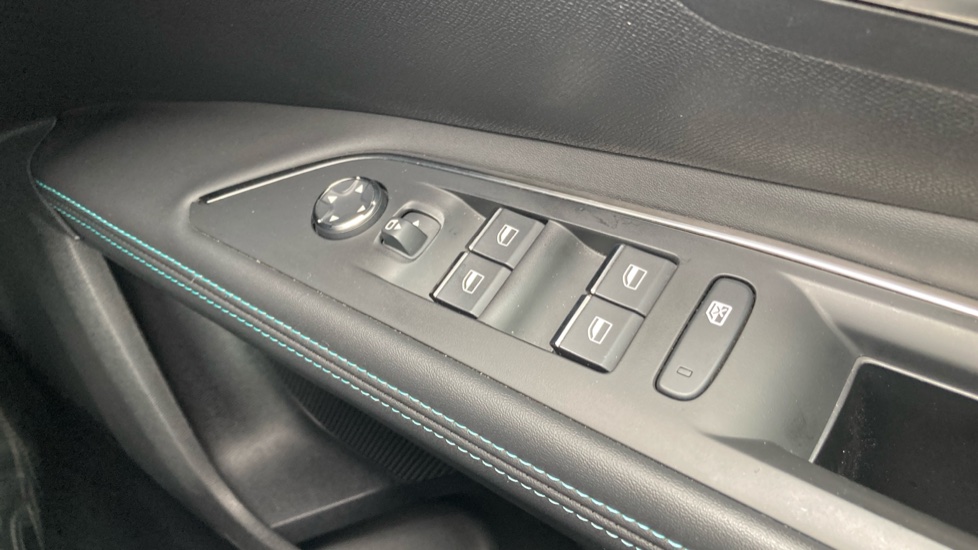 Peugeot 5008 1.2 PureTech Allure Premium+ 5dr EAT8 Petrol Estate - Image 29