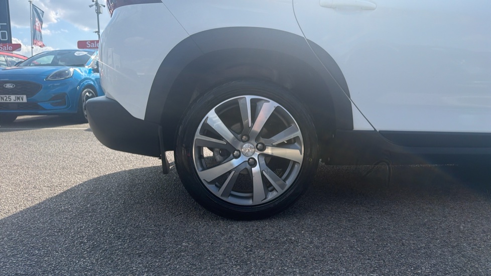 Peugeot 2008 1.2 PureTech 110 Allure Premium 5dr Petrol Estate - Image 7
