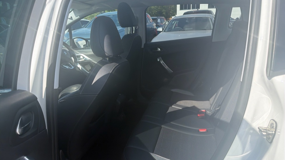 Peugeot 2008 1.2 PureTech 110 Allure Premium 5dr Petrol Estate - Image 16