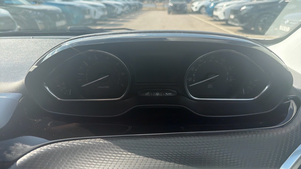 Peugeot 2008 1.2 PureTech 110 Allure Premium 5dr Petrol Estate - Image 18