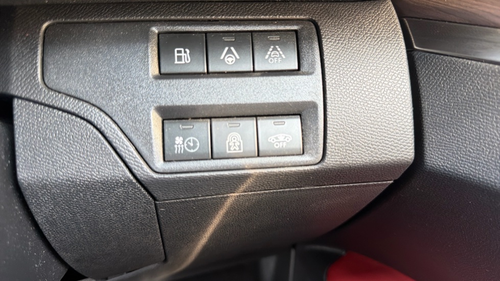 Peugeot 3008 1.6 Hybrid 225 GT Premium 5dr e-EAT8 Estate - Image 29