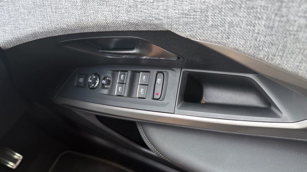 Peugeot 3008 1.2 Hybrid 136 GT 5dr e-DSC6 Petrol Estate - Image 35