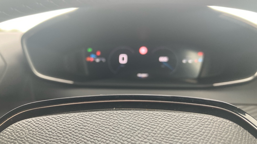Peugeot 2008 1.2 PureTech 130 Allure 5dr Petrol Estate - Image 18