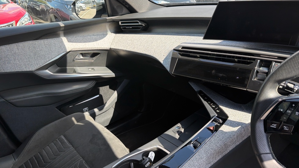 Peugeot 3008 1.2 Hybrid 136 GT 5dr e-DSC6 Petrol Estate - Image 14