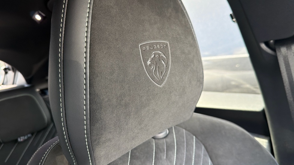 Peugeot 3008 1.2 Hybrid 136 GT 5dr e-DSC6 Petrol Estate - Image 36