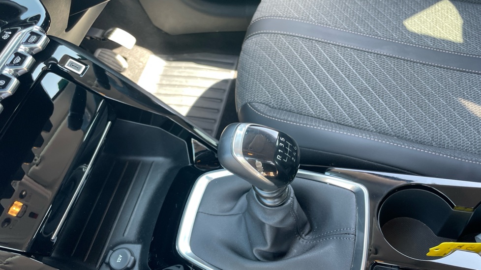 Peugeot 208 1.2 PureTech 100 Allure 5dr Petrol Hatchback - Image 13