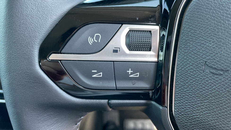 Peugeot 208 1.2 PureTech 100 Allure 5dr Petrol Hatchback - Image 25