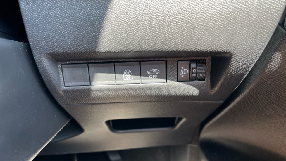 Peugeot 208 1.2 PureTech 100 Allure 5dr Petrol Hatchback - Image 27