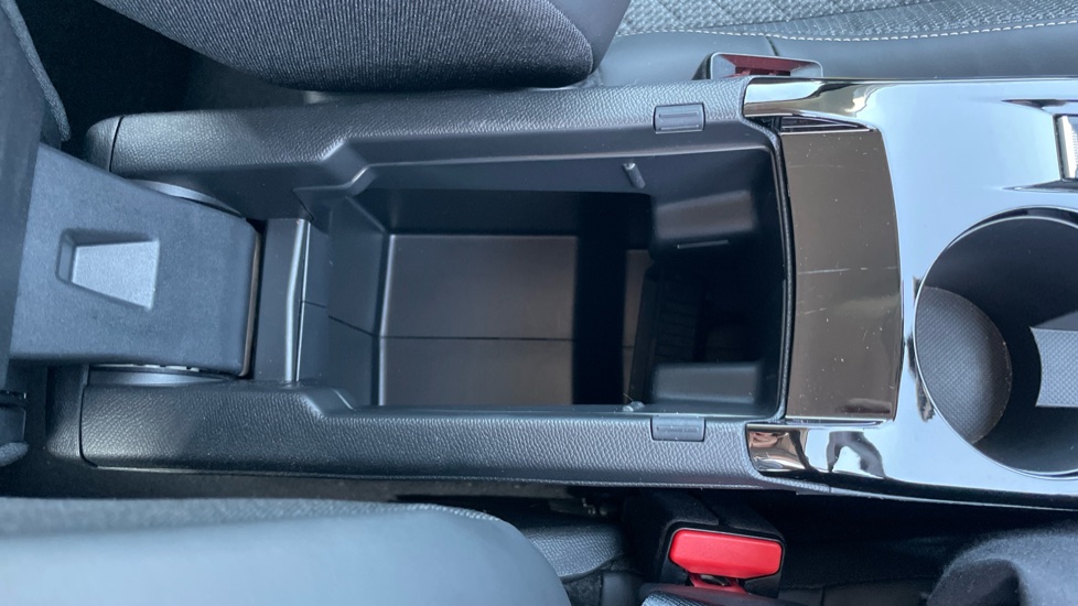 Peugeot 208 1.2 PureTech 100 Allure 5dr Petrol Hatchback - Image 38