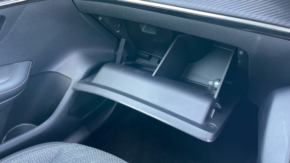 Peugeot 208 1.2 PureTech 100 Allure 5dr Petrol Hatchback - Image 39