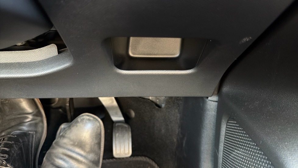 Peugeot 208 1.2 PureTech 100 Active 5dr Petrol Hatchback - Image 25