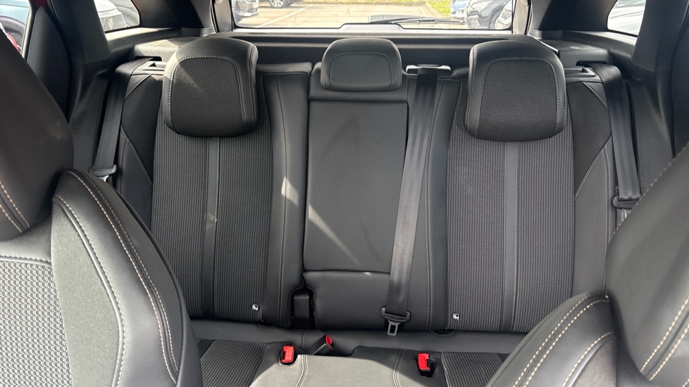 Peugeot 3008 1.6 Hybrid4 300 GT 5dr e-EAT8 Estate - Image 15