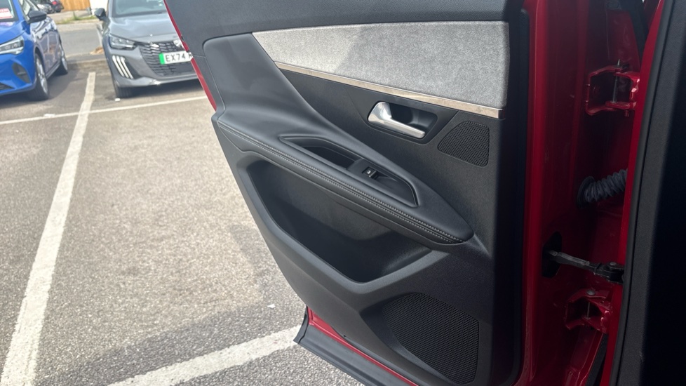 Peugeot 3008 1.6 Hybrid4 300 GT 5dr e-EAT8 Estate - Image 21