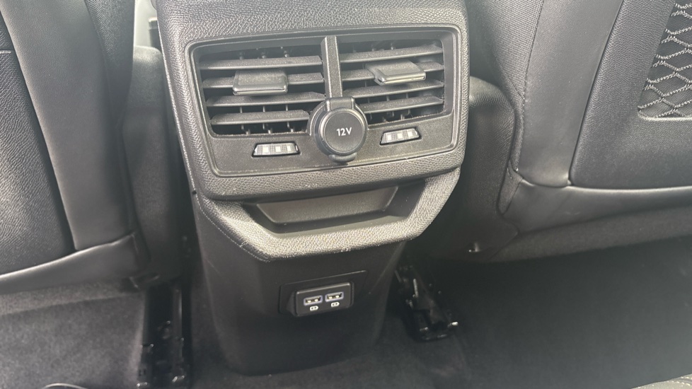 Peugeot 3008 1.6 Hybrid4 300 GT 5dr e-EAT8 Estate - Image 22