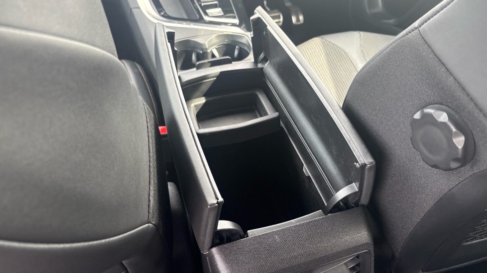 Peugeot 3008 1.6 Hybrid4 300 GT 5dr e-EAT8 Estate - Image 23